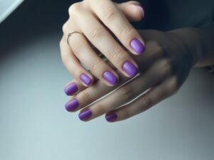 manicure w odcieniu fioletu