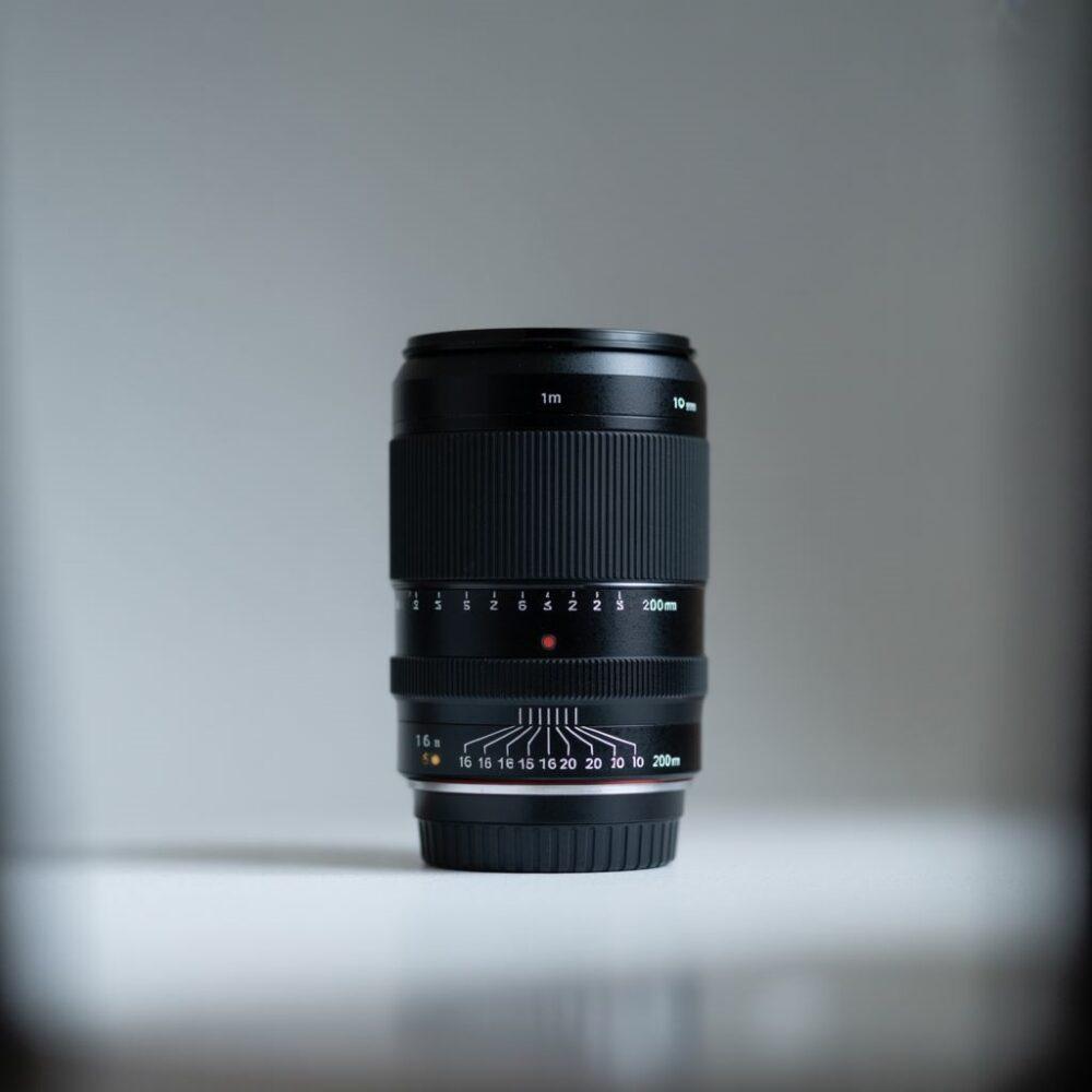 skala ogniskowej na obiektywie