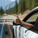 Kierowca pokazuje kciuk w górę po szybkiej sprzedaży auta za gotówkę