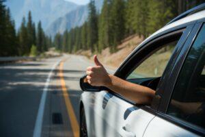 Kierowca pokazuje kciuk w górę po szybkiej sprzedaży auta za gotówkę
